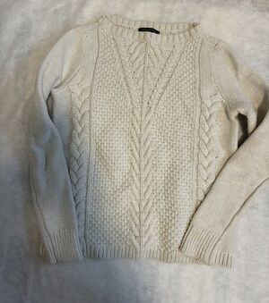 Banana Republic Cream cable knit crew neck sweater Size Small. EUC. Cozy Comfort